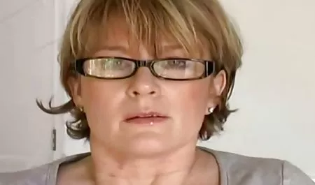 OMA સાથે વાહિયાત રક્ત Auf der કોચથી