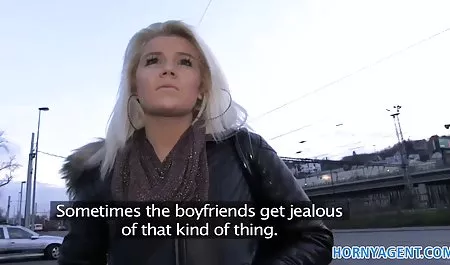 યુરો કલાપ્રેમી આંગળીઓ તેના ચુસ્ત twat નગ્ન વાહિયાત