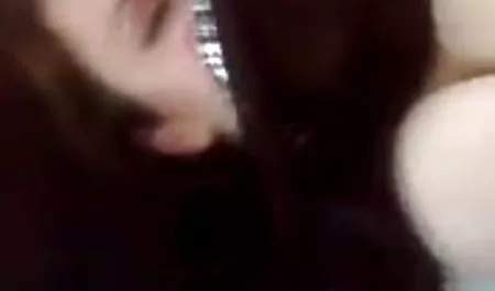 જૂના લેડી ચુસવું અને સવારી બે કોક્સ સેક્સ સાથે દાદા