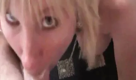 કેટી ગુલાબ છોકરી ના વાહિયાત શાંત મોઢા માં નાખી રાખવા માટે નોકરી