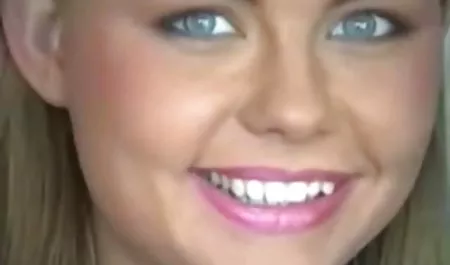 સાથે બેઠક યુવાન સુંદરતા વર્થ હતી વાહિયાત ગળામાં ચૂકવણી પૈસા...