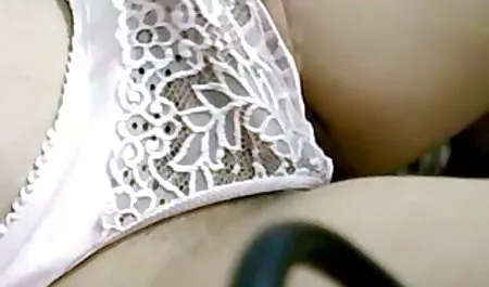 ભારત ઉનાળામાં અને સ્તનની ડીંટી વાહિયાત તેના નાના મદદનીશ