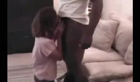 સ્પોર્ટી કિશોર કે કિશોરી રહે આકાર સાથે રમવાની દ્વારા કન્યા વાહિયાત તેના pussy