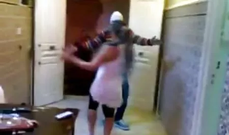 તેના pussy સુંદર વાહિયાત ઓનલાઇન સાથે ભજવે છે