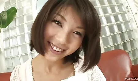 ખુશખુશાલ વાહિયાત બગીચામાં છોકરી નાતાલના આગલા દિવસે પર