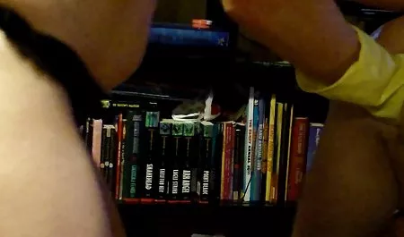 બે લેસ્બિયન્સ ઘૂંટણ માં સેક્સ સાથે મહિલા પરાજય