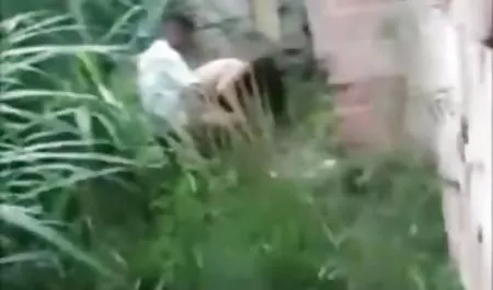 યુવાન વાહિયાત આ પૂલ છોકરી