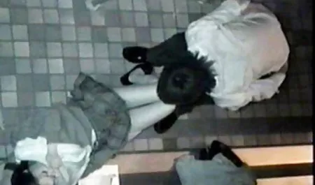 જૂના માણસ આરામ બેડરૂમમાં સાથે એક યુવાન રાંડ જેનિફર વ્યક્તિ વાહિયાત સિમોન્સ