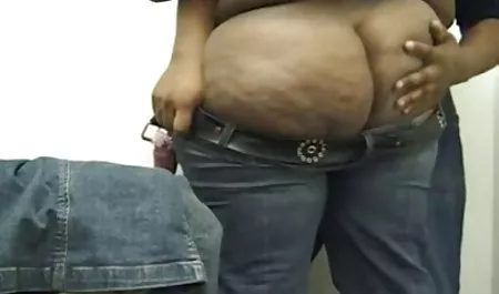 સેક્સી વાચાળ કાળા બિલાડીનું બચ્ચું સાથે એક લાંબા નર્સ વાહિયાત જીભ અને મોટા બોબલા