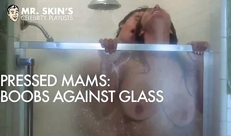 કાળા વાળ પુખ્ત વાહિયાત વાળી છોકરી સાથે મોટા બોબલા વાળી મહિલા