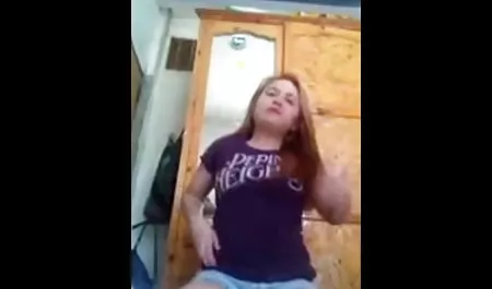 યુવાન બાઇ-બાઇ-si વાહિયાત વિમાન ભરવા માટે તેના pussy