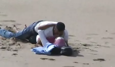 સોનેરી ઘૂંટણ માં સ્લેમ્ડ નહીં હાર્ડકોર વાહિયાત પાણી હેઠળ