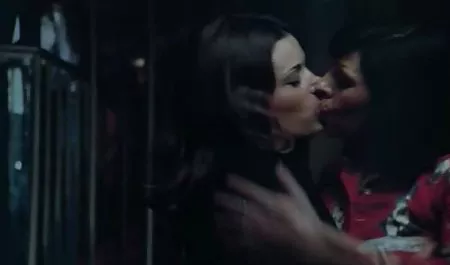 ચાર સશક્ત BFFs વળે લેવા પર જમ્પિંગ એક વિશાળ ટોટી વાહિયાત શેરી પર જંગલીની