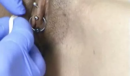 બાંધી સોનેરી બીબી મિયામી સાથે permeated છે ટોટી અને એક સેક્સ મશીન ગ્રેની વાહિયાત