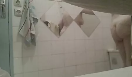 Pantyhose પીંજવું વાહિયાત બસ સ્ટોપ પર તરફ દોરી જાય છે ભોસ અને ગાંડ