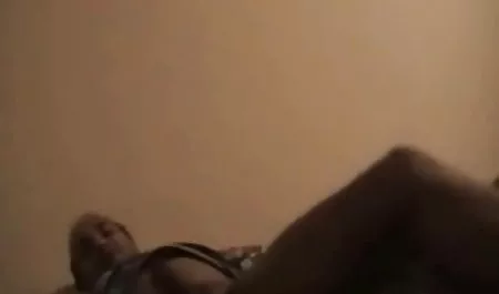 ફિશનેટ અનુકૂળ નહીં તેના કેમેરા પર વાહિયાત સ્તનની ડીંટડી પાછળ બારણું