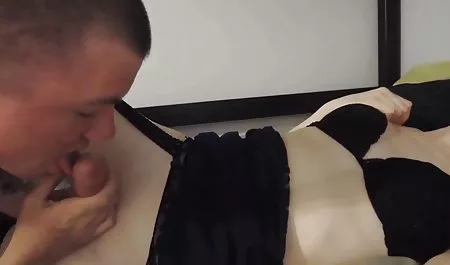 ફ્રેન્ચ કલાપ્રેમી સાથે રમે છે અને નકલી લોડો ગાંડ પ્લગ વાહિયાત વરસાદ માં