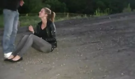 - એશિયન મોટા વાહિયાત ગેરેજ માં બોબલા વાળી મહિલા હનીમૂન oiled અને fucked