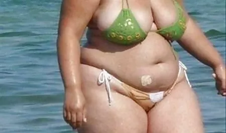 સોનેરી બાળક સ્ટ્રીપ્સ અને વાહિયાત પર એક કોર્પોરેટ પાર્ટી શો ગાંડ