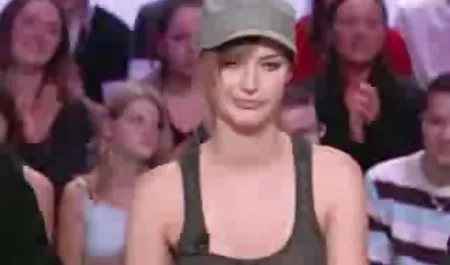 યુવાન pono વાહિયાત સોનેરી રમતા ગિટાર સામે સક્રિય નિવેશ લોડો