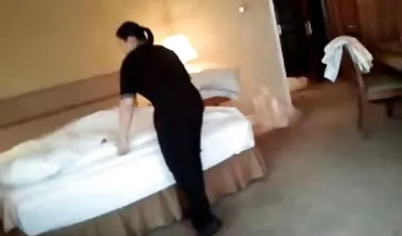 સુંદર પિતા સ્તનની ડીંટી વાહિયાત છે.