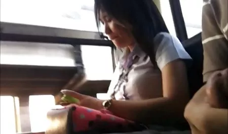 મોટી સુંદર મહિલા મોટા વાહિયાત બેડરૂમમાં બોબલા પંપ દૂધ