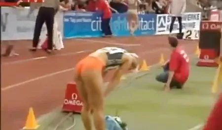 હું મદદ ન વાહિયાત બારીની પાળી પર કરી શકે, મારી આસપાસ તેના મીઠી આંગળીઓ