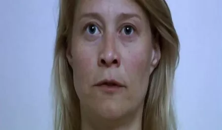 Horny કૂતરી ખેંચાય મોટી ડિંટ્ડી વાહિયાત તેના ગાંડ