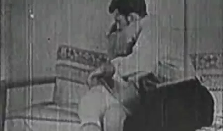 ટોટી વાહિયાત માં રૂમ ભૂખ્યા નીના kayy સંબંધ રાખનારી છોકરી Fucks મોટી સુંદર મહિલા એન્જેલીના કાસ્ટ્રો!