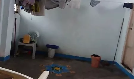 કર્ટની સાથે રમે છે વાહિયાત પાણી વાયબ્રેટર