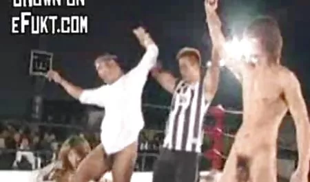 મેગા-બોબલા ગોળમટોળ ચહેરાવાળું છોકરી સવારી સાથે વાહિયાત બુલ લોડો