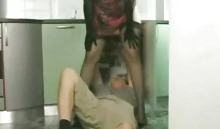 સુંદર વાહિયાત મોં માં ઓનલાઇન યુવાન છોકરી ગાંડ