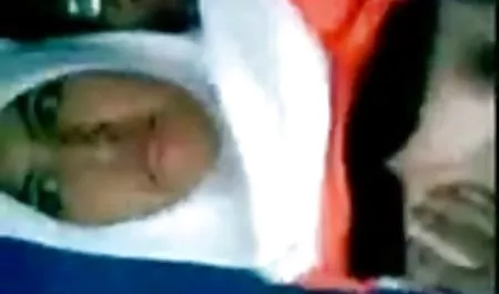 રડતી આનંદ ના આંસુ પૃષ્ઠભૂમિ, જ્યારે ભારતીય વાહિયાત કાર તેના મિત્ર જુએ છે