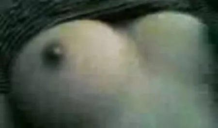 સેક્સી છોકરી પ્રેમ કરે છે ત્યારે કાળો લોડો છોકરી ના મોઢા માં તેના જૂના આઉટ સેક્સ pussy.