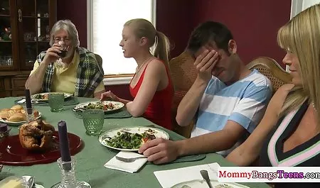 યુવાન રાંડ હંમેશા ઇચ્છતા સાથે મજા હોય છે માટે એક આધેડ માણસ વાહિયાત અંધારામાં