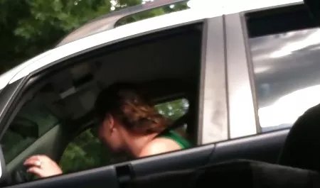 અપરિપક્વ પત્ની seduces વાહિયાત વિચિત્ર સ્થાનો તેના પતિ પર કોચથી