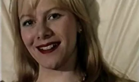 બ્રોન્ઝ સંવર્ધન વાહિયાત ક્ષેત્રમાં Fucks ખૂબસૂરત છોકરી બહાર.એમપી 4